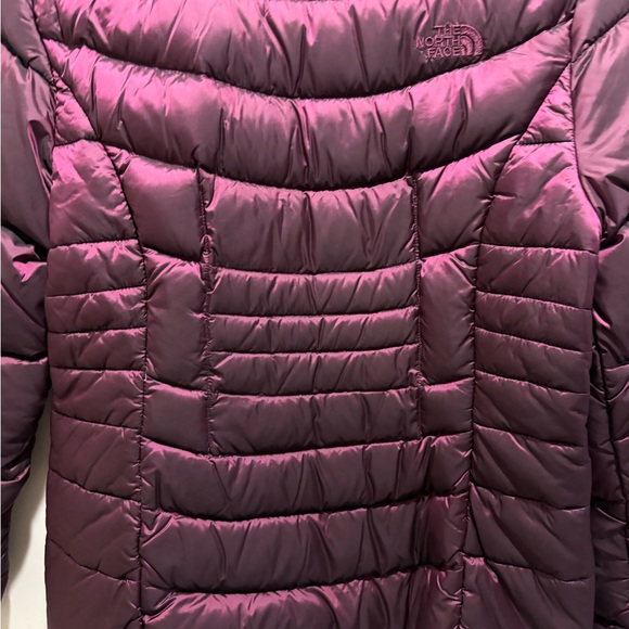 The North Face Women's burgundy/plum Puffer Jacket, Lg - Picture 6 of 10